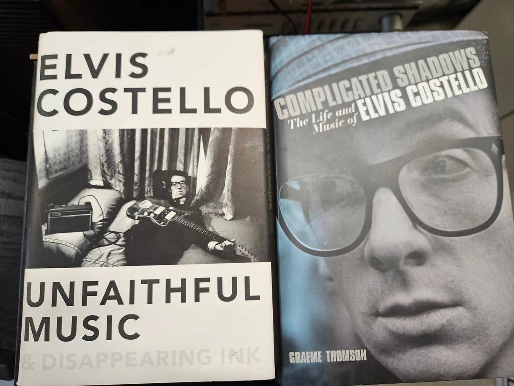 Elvis Costello biografiëen 2x, Ophalen of Verzenden, Zo goed als nieuw