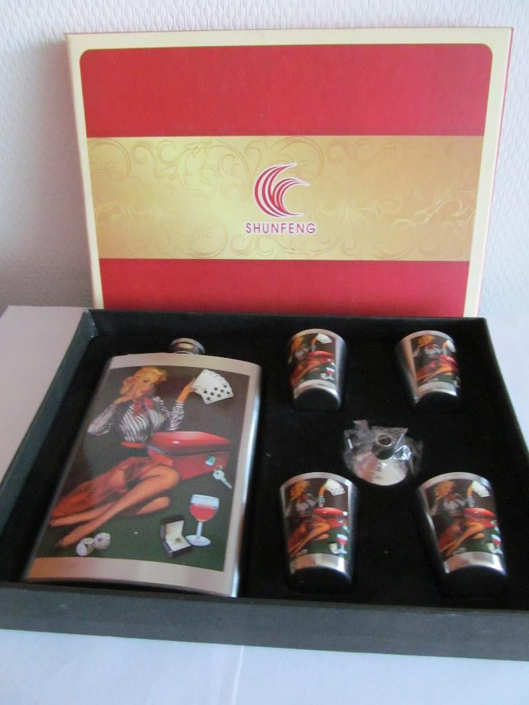 Heupfles met shotbekers in cadeaudoos., Ophalen, Huis en Inrichting