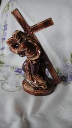 121 Oud beeldje Jezus draagt zijn kruis, Ophalen of Verzenden, Zo goed als nieuw, Beeld(je), Christendom | Katholiek