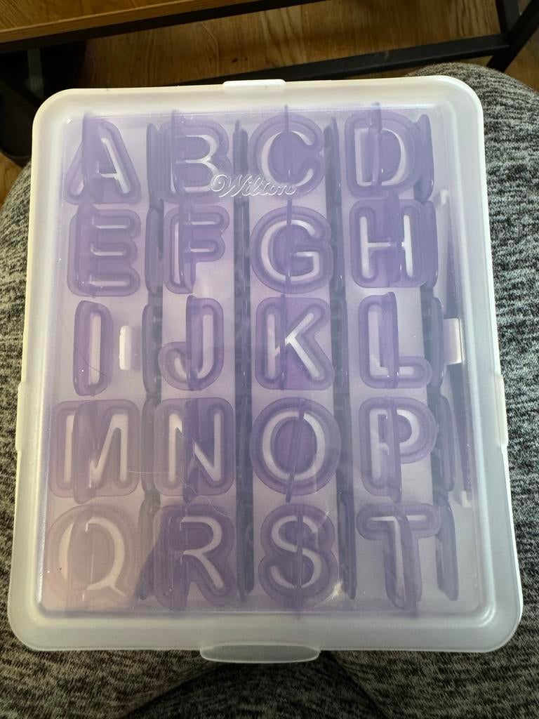 Wilton Fondant Uitsteker Set Letters en Nummers - Nieuw, Ophalen of Verzenden, Nieuw, Taarten of Cupcakes, Versiering