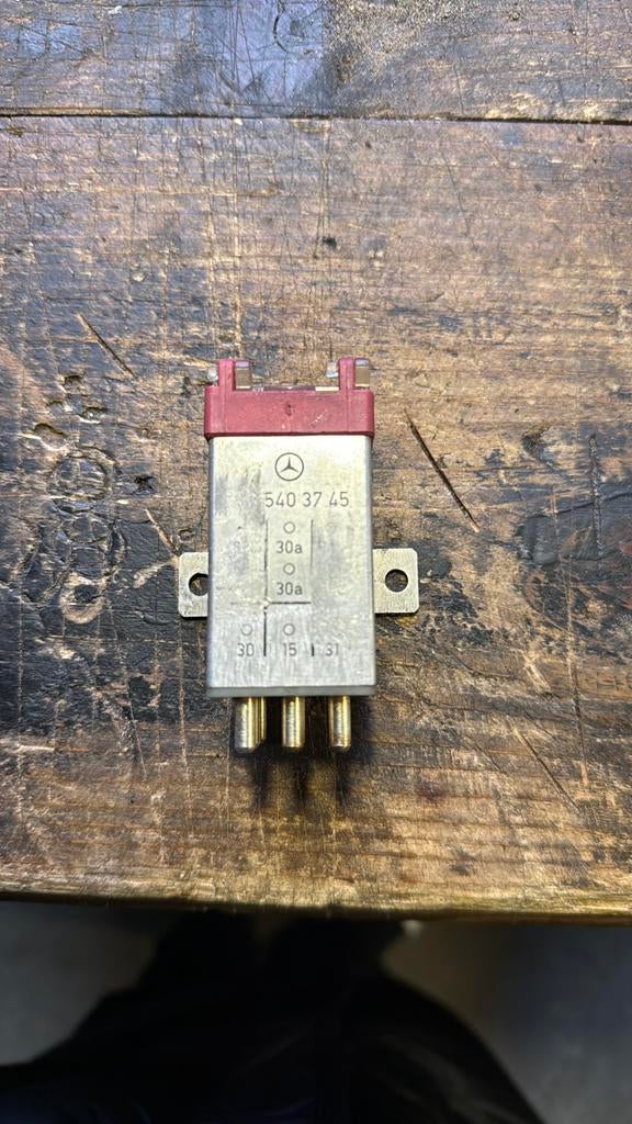 Te koop OVERSPANNINGSRELAIS w201 w124 540 37 45, Ophalen of Verzenden, Gebruikt, Mercedes-Benz