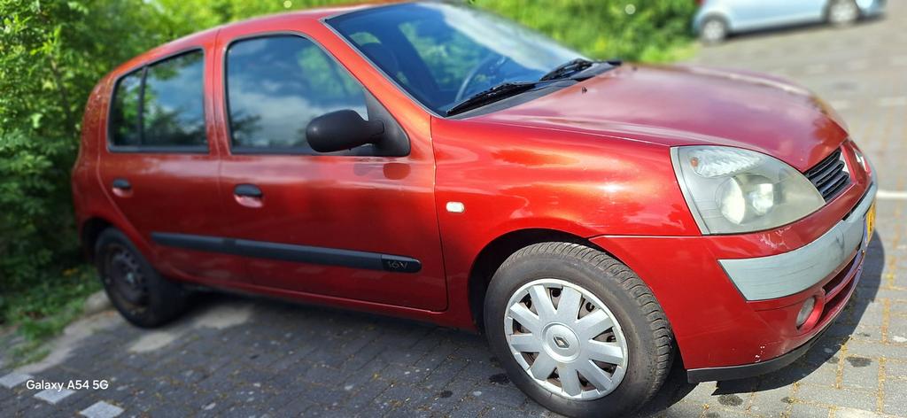 Renault Clio 1.2 16V 79 pk 5D 2005 Rood, Auto's, Voorwielaandrijving, 74 pk, 31 €/maand, 4 cilinders