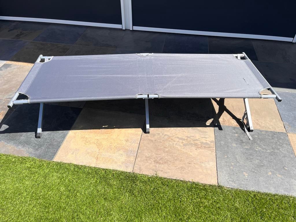 Opvouwbare stretcher of kampeerbed - Ideaal voor kampeerders, Ophalen, Zo goed als nieuw, Campingkast
