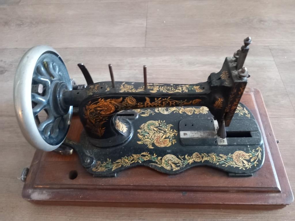 Antieke Singer naaimachine met prachtige decoratie, Ophalen of Verzenden