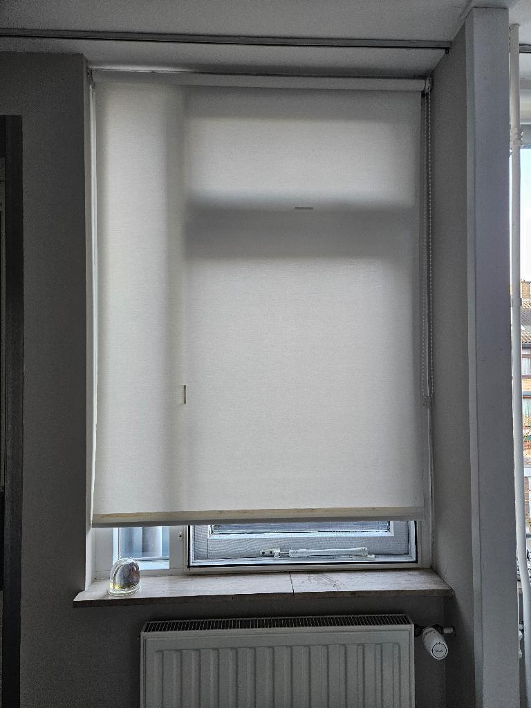 Rolgordijnen crème en wit verduisterend., Huis en Inrichting, Stoffering | Gordijnen en Lamellen, Ophalen, Gebruikt, 100 tot 150 cm