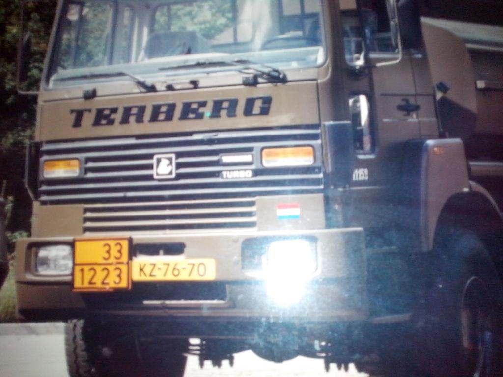 Terberg Volvo FM militaire leger tankwagen + tank fotoposter, Ophalen of Verzenden, Landmacht, Nederland, Foto of Poster