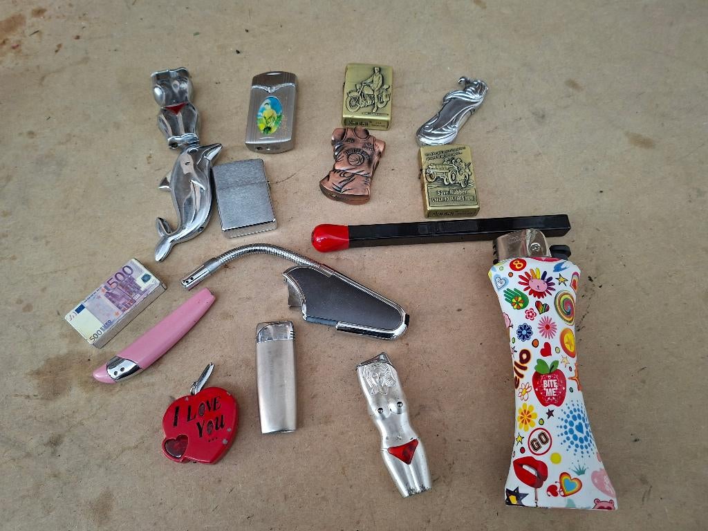 allerlei mooie aanstekers in 1 koop, Verzamelen, Rookartikelen, Aanstekers en Luciferdoosjes, Ophalen of Verzenden, Zo goed als nieuw