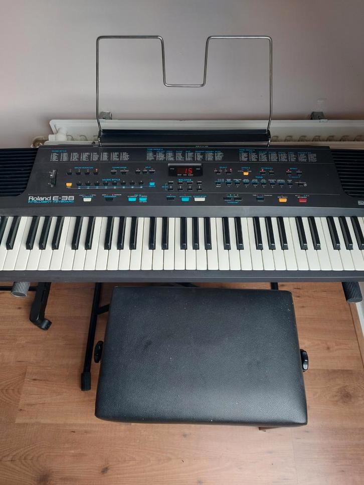 Roland E-38 Keyboard, Muziek en Instrumenten, Keyboards, Gebruikt, 61 toetsen, Roland, Met standaard, Ophalen