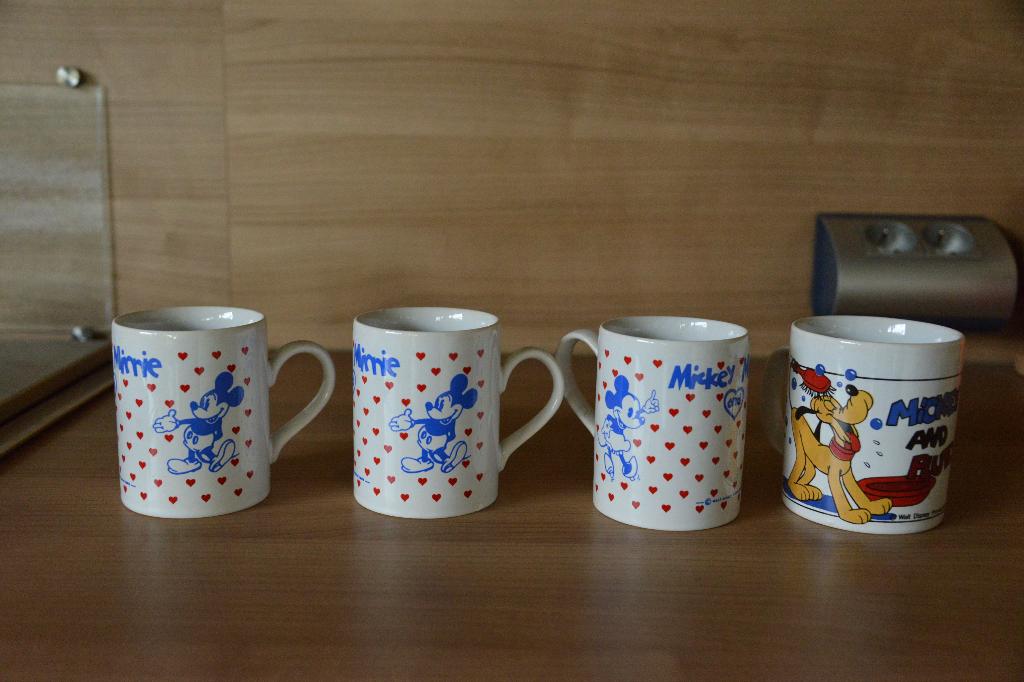 4 stenen mugs Walt-Disney., Ophalen of Verzenden, Overige figuren, Zo goed als nieuw, Servies