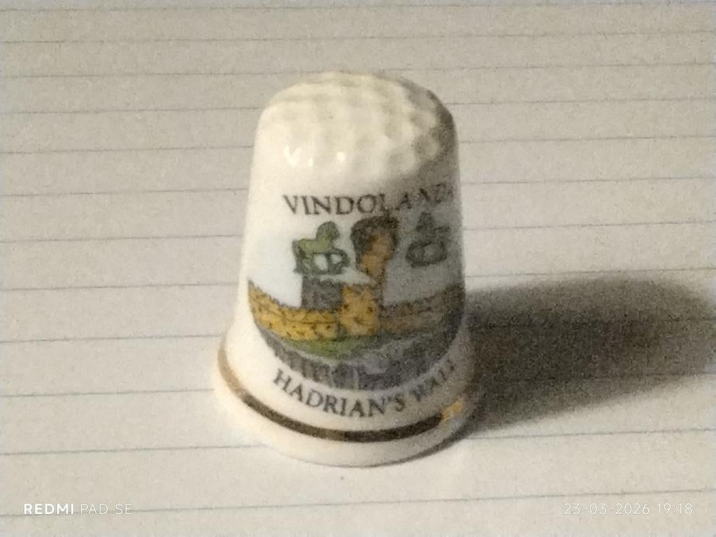 ENGELAND  VINDOLANDA HADRIANUS WALL BONE CHINA., Ophalen of Verzenden, Zo goed als nieuw