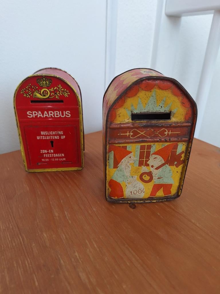 2 Vintage Spaarpotjes: Postbus & Kabouter (één open), Verzamelen, Spaarpotten, Ophalen of Verzenden, Gebruikt, Metaal of Blik