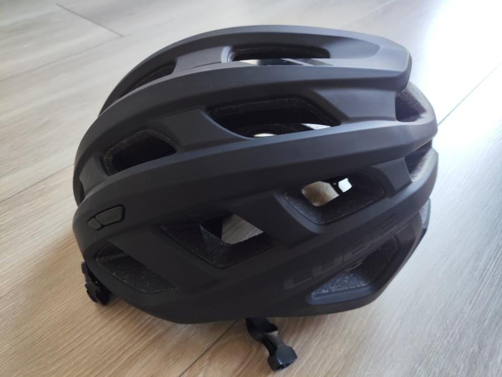 CUBE Fietshelm Zwart Maat L (57-62cm), Fietsen en Brommers, Fietsaccessoires | Fietshelmen, CUBE, Ophalen of Verzenden, Zo goed als nieuw