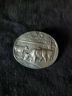 Vintage Tinnen Broche met Boerderijtafereel, Overige materialen, 4 tot 7 cm, Gebruikt, Ophalen of Verzenden