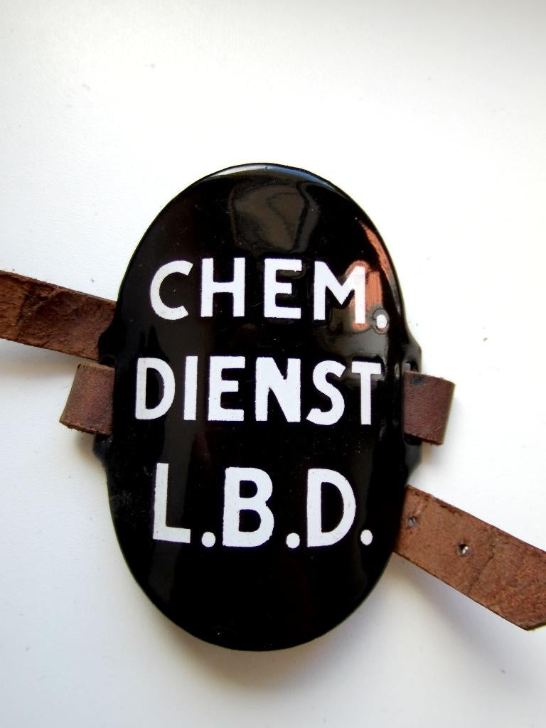 Geëmailleerd mouwschildje Chemische Dienst LBD, Verzamelen, Militaria | Tweede Wereldoorlog, Verzenden, Overige soorten, Nederland
