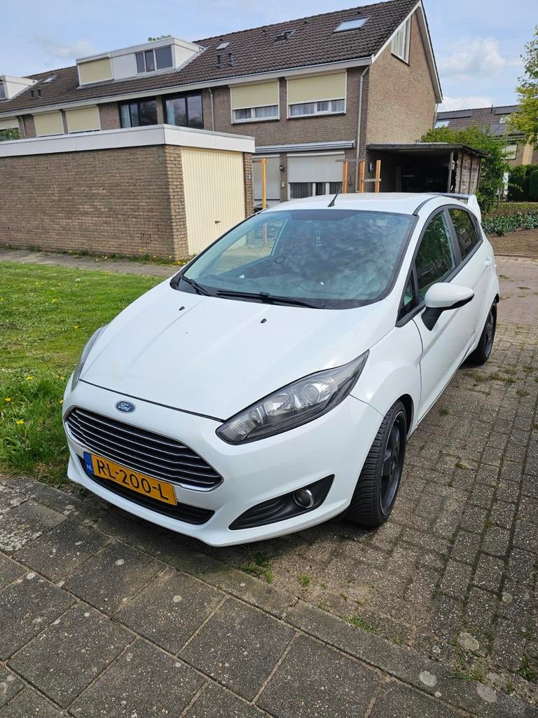 Ford Fiësta 1.0 48KW 5D 2013 Wit, Auto's, 40 €/maand, 525 kg, Handgeschakeld, 955 kg