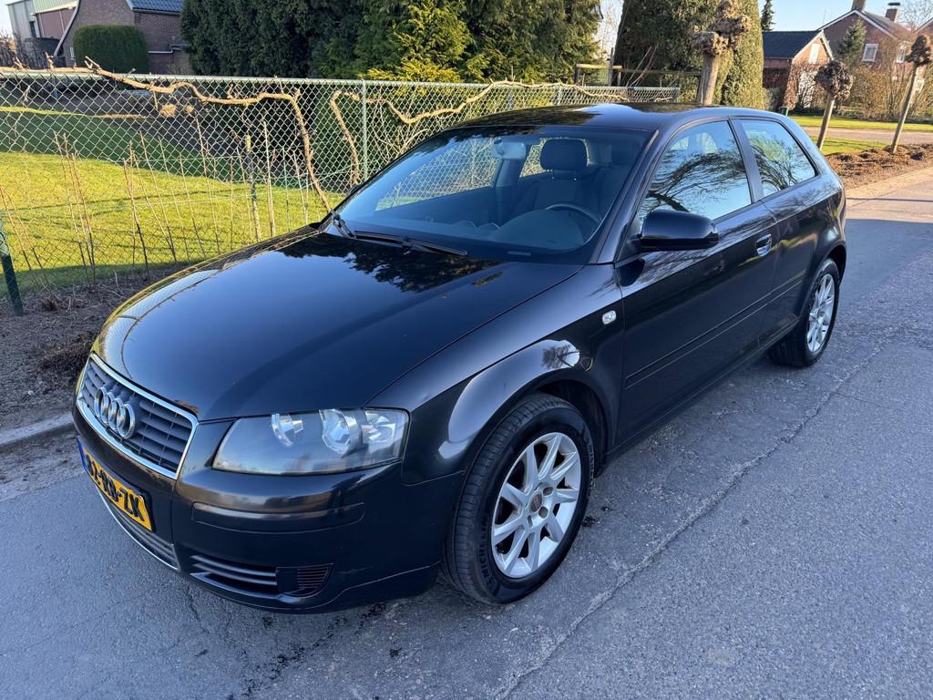 Audi A3 1.6 Attraction Airco Cruise Lm velgen, Voorwielaandrijving, Gebruikt, 4 cilinders, Zwart