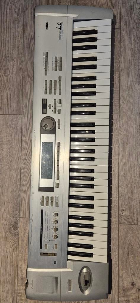 Korg Triton Le met tas  - Display heeft strepen zie foto, Muziek en Instrumenten, Keyboards, Ophalen, Gebruikt, 61 toetsen, Korg