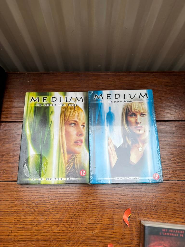 DVD Medium Seizoen 1 & 2 met Nederlandse ondertiteling, Boxset, Drama, Ophalen of Verzenden, Zo goed als nieuw