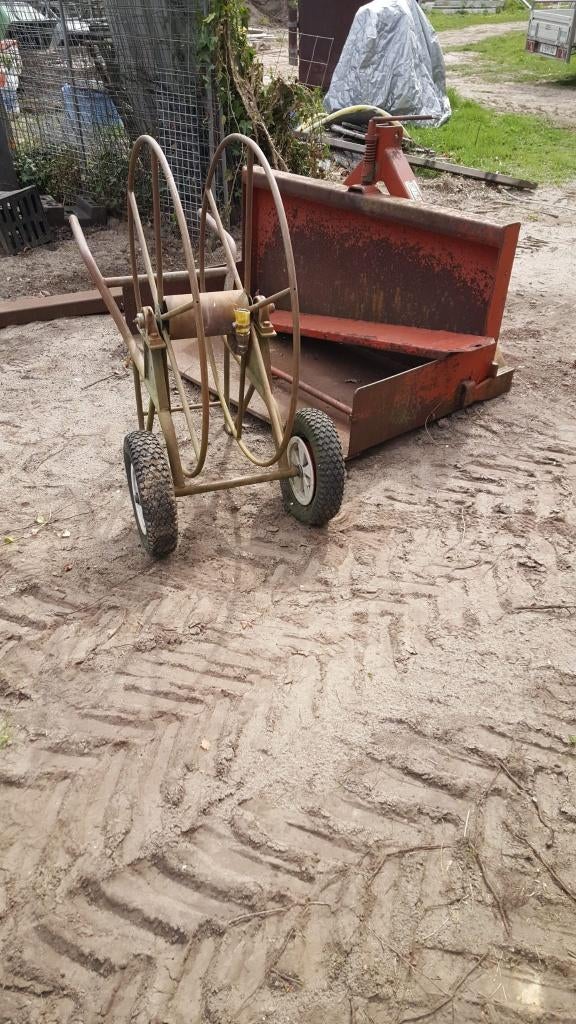 slangenhaspel en grondbak 150 breed, Ophalen, Gebruikt, Tuinslang