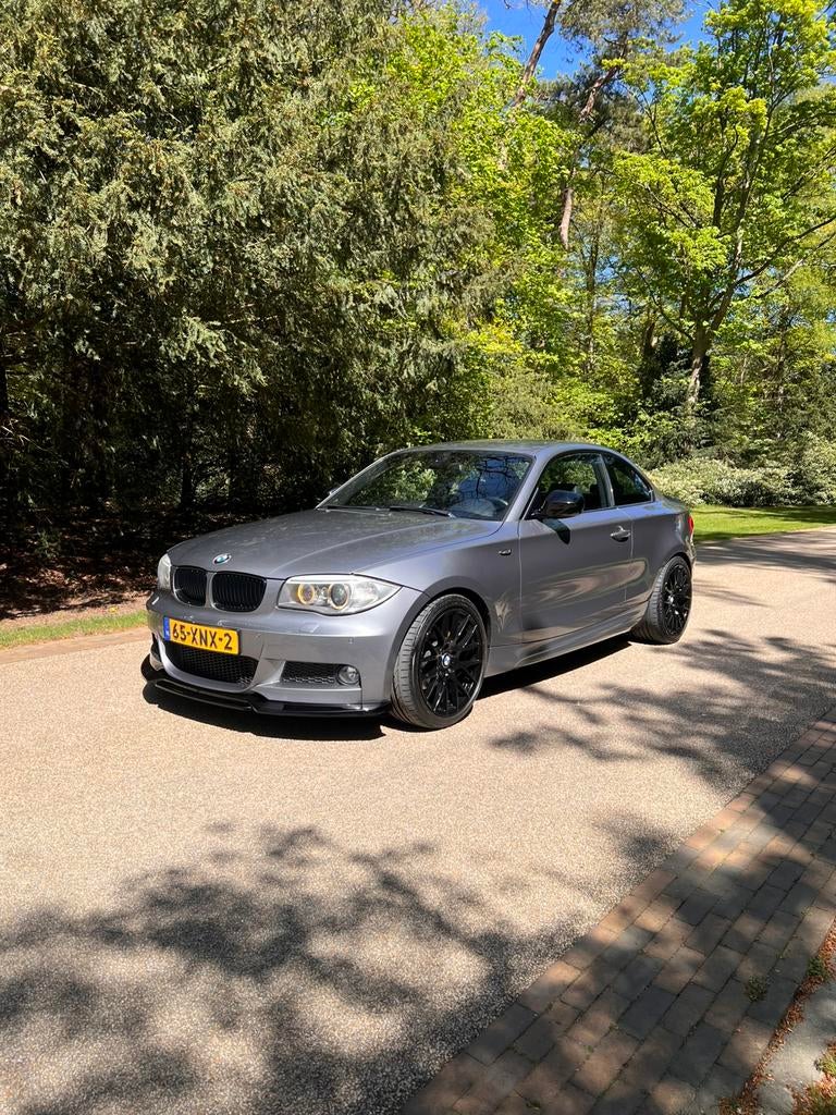 BMW E82 120i COUPÉ | LCI | M-PAKKET |AUTOMAAT |HARMAN KARDON, Auto's, 1995 cc, 4 cilinders, 4 stoelen, Leder en Stof