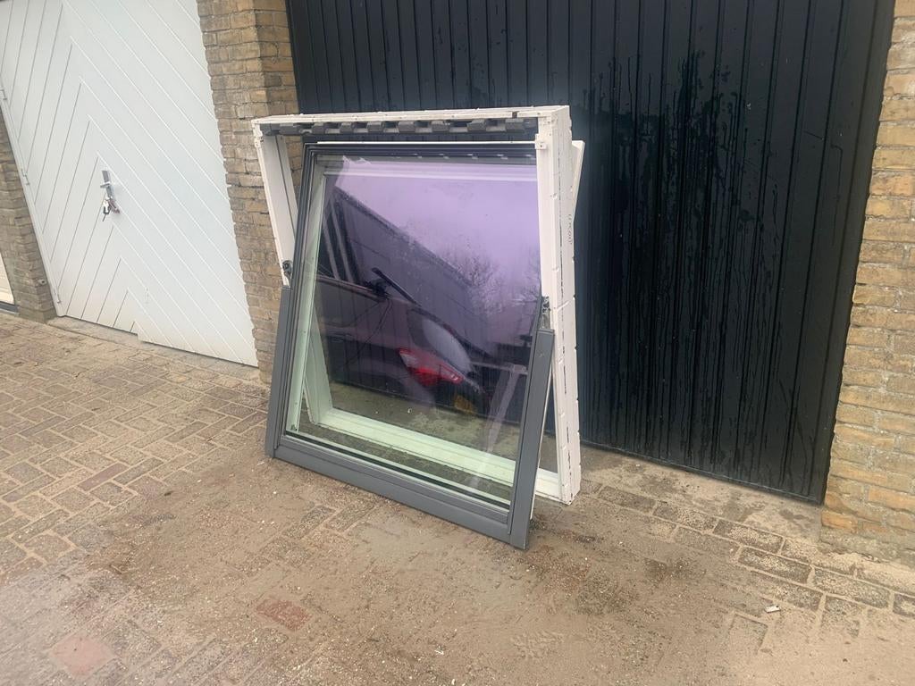 2x GGU UK08 KUNSTOF VELUX DAKRAAM 134X140 HR++ COMPLEET, Doe-het-zelf en Verbouw, Glas en Ramen, Dakraam, 80 tot 120 cm, Minder dan 80 cm