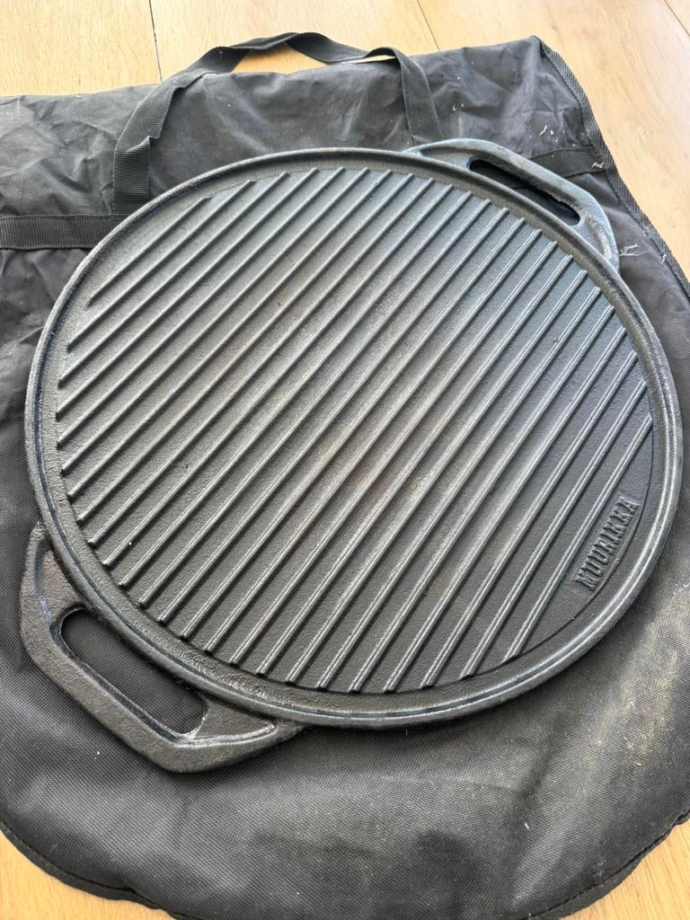 Muurikka 42cm gietijzeren bakplaat grillplaat met draagtas, Huis en Inrichting, Keuken | Potten en Pannen, Ophalen, Gebruikt, Gietijzer