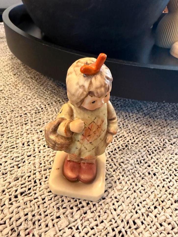 Goebel Hummel beeldje - Jongen met mandje en vogel, Verzamelen, Beelden en Beeldjes, Gebruikt, Hummel, Ophalen