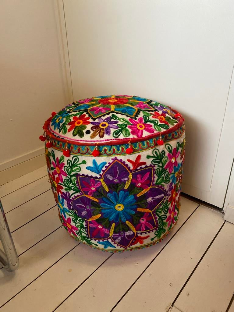 Kleurrijke geborduurde poef - Uniek boetiek item, Minder dan 50 cm, Rond, Ophalen of Verzenden, Zo goed als nieuw