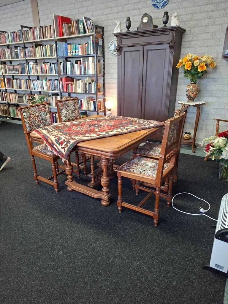 Antieke Mechelse eethoek. Blad ca.100cm x 100cm, Antiek en Kunst, Antiek | Meubels | Tafels, Ophalen