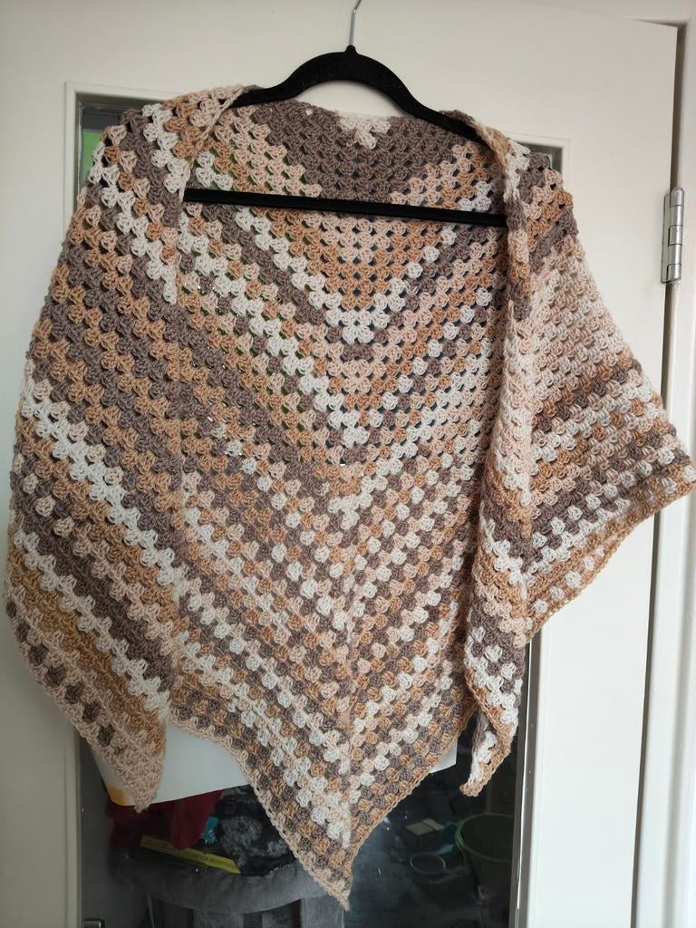 Zelf gehaakte omslagdoek in bruintinten, Kleding | Dames, Mutsen, Sjaals en Handschoenen, Handgemaakt, Ophalen, Nieuw