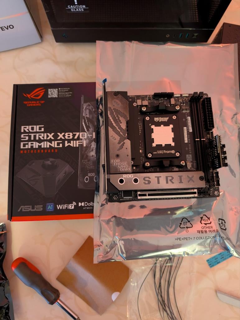 ASUS ROG Strix X870-I GAMING WIFI, Computers en Software, Moederborden, Ophalen of Verzenden, Zo goed als nieuw, Mini-ITX, AM5 X870