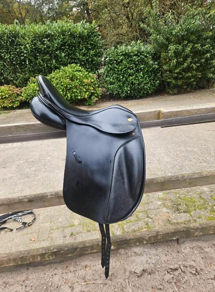 Kent & Masters dressuurzadel 17.5 inch, Dieren en Toebehoren, Paarden en Pony's | Zadels, Dressuur, Ophalen
