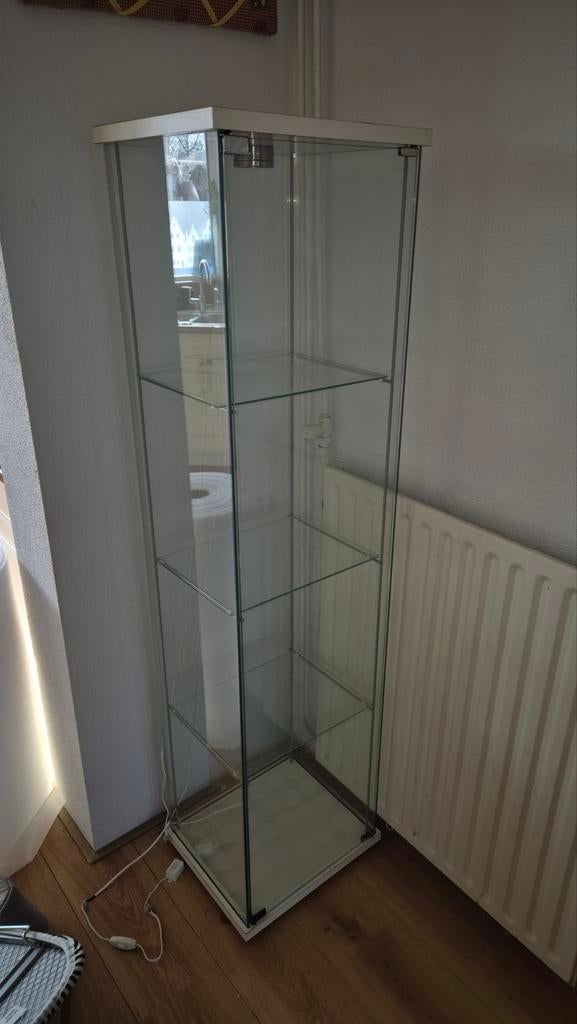 Glazen vitrinekast met verlichting, Huis en Inrichting, Kasten | Vitrinekasten, Ophalen, Met plank(en), Minder dan 50 cm, Gebruikt