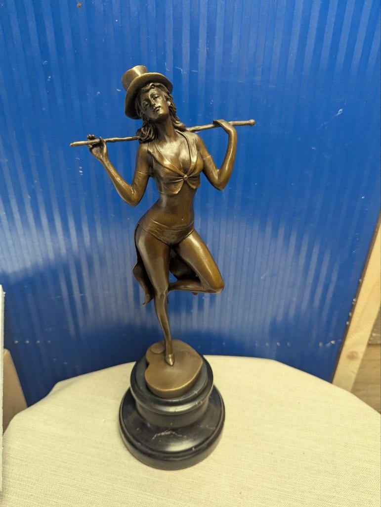 Bronzen Beeld Danseres met Hoed en Stok, Ophalen of Verzenden, Brons, 20 - 50 cm, Beeld