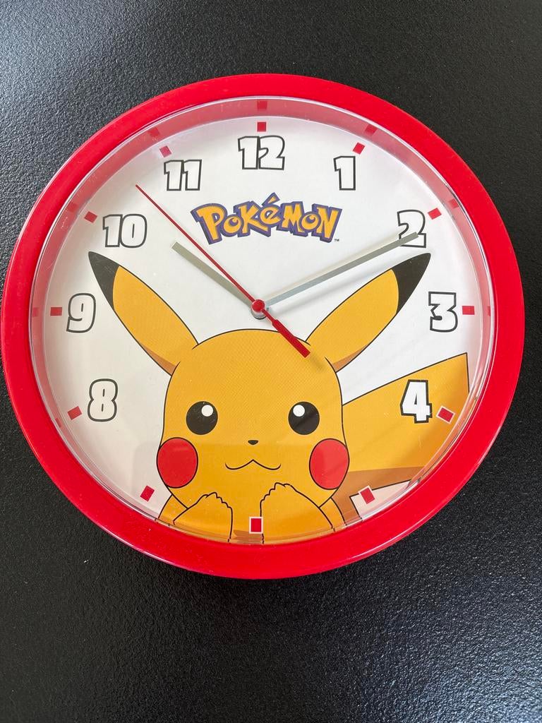 Leuke Pokémon klok met Pikachu - Ideaal voor kinderkamer, Ophalen of Verzenden, Gebruikt, Analoog, Wandklok