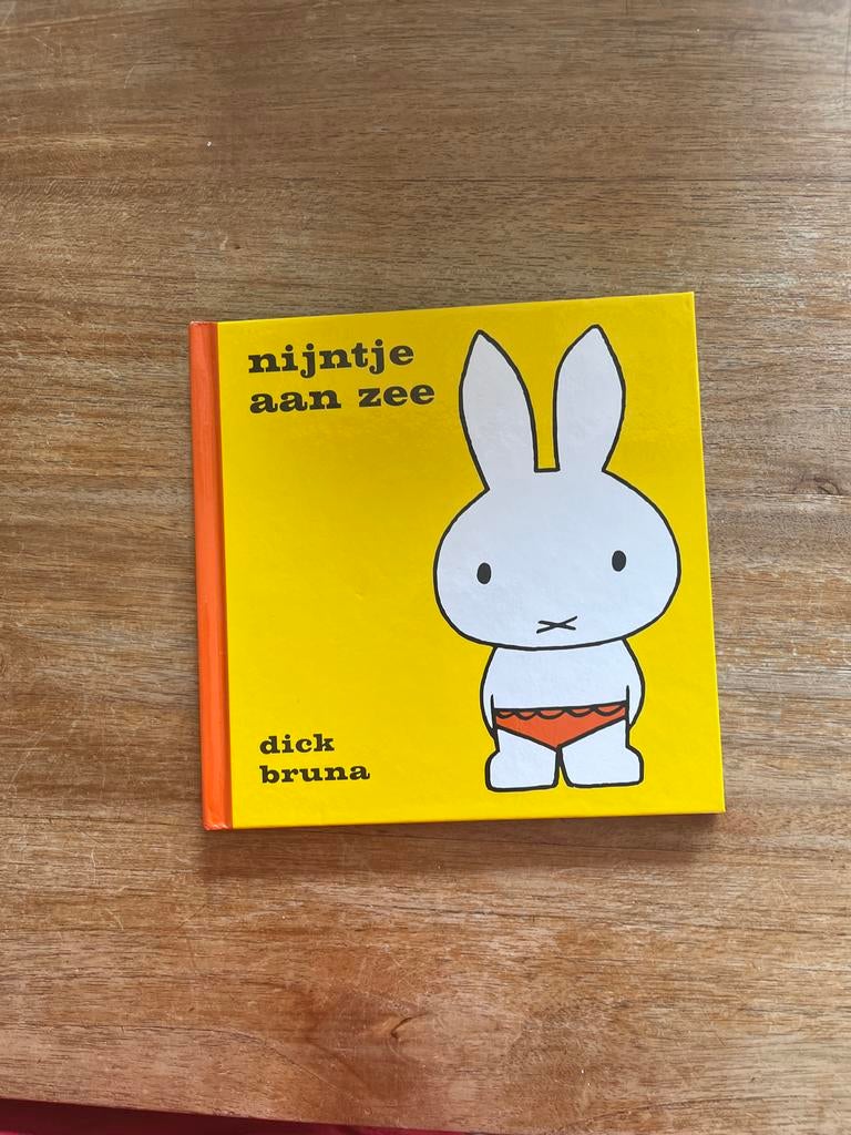 Nijntje aan zee - Dick Bruna, Boeken, Kinderboeken | Baby's en Peuters, Ophalen of Verzenden, Gelezen, 1 tot 2 jaar
