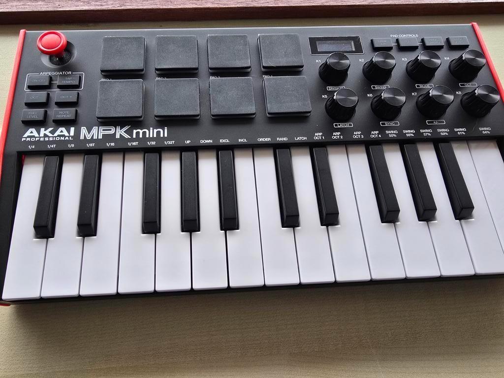 Akai MPK Mini MIDI Keyboard - Compact en Krachtig!, Muziek en Instrumenten, Keyboards, Overige merken, Zo goed als nieuw, Midi-aansluiting