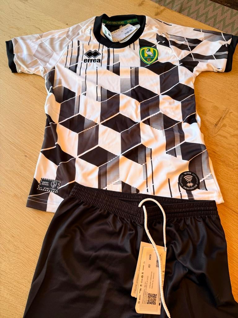 Errea ADO Den Haag x Escher shirt & broek XXS (tot 144 cm), Maat XS of kleiner, Ophalen, Nieuw, Set