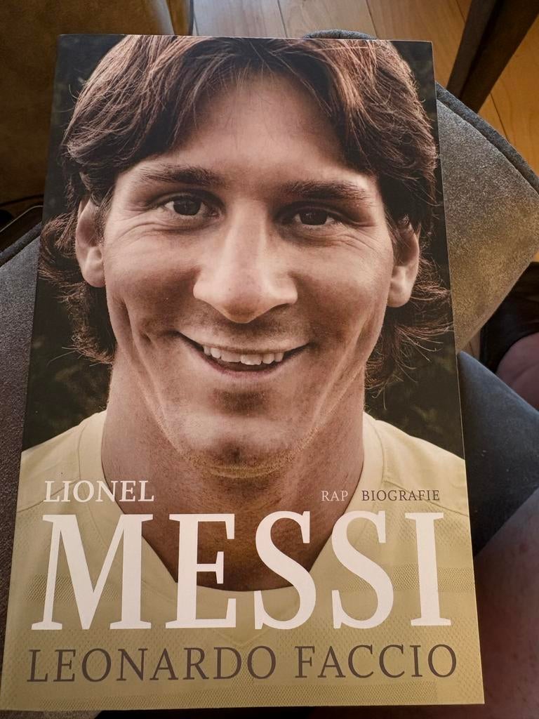 Lionel Messi Biografie - Leonardo Faccio, Ophalen of Verzenden, Zo goed als nieuw, Sport