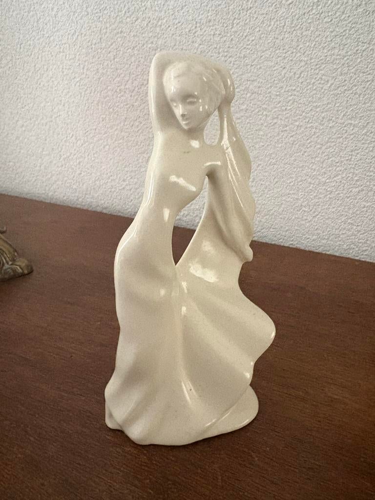 Vintage Porseleinen Beeldje Vrouw - Koninklijke Plateelbakke, Antiek en Kunst, Antiek | Keramiek en Aardewerk, Ophalen