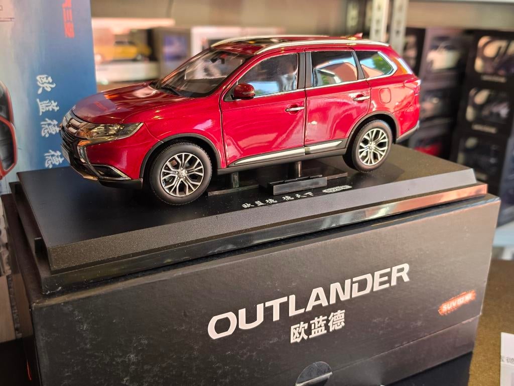 Mitsubishi Outlander 2.4 PHEV - Rood - 1:18 Paudi Dealerpack, Hobby en Vrije tijd, Modelauto's | 1:18, Auto, Nieuw, Paudi, Ophalen of Verzenden