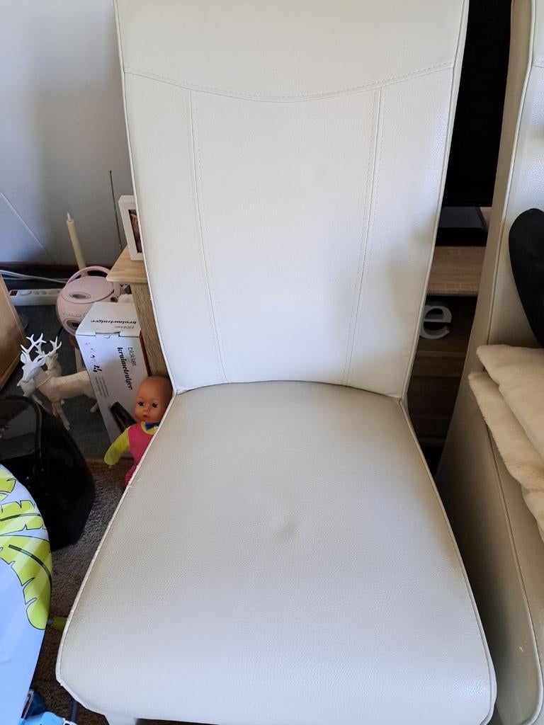 Twee eetkamer stoelen beetje kaal gratis, Huis en Inrichting, Complete eetkamers, Ophalen, Gebruikt