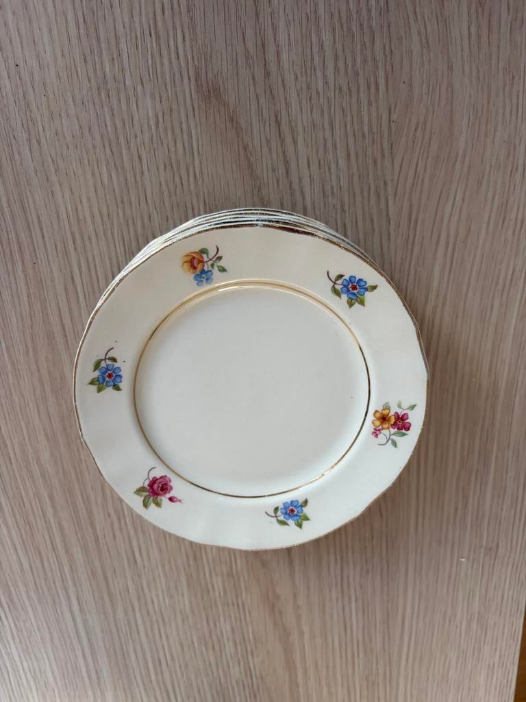 8 Arabia gebaksbordjes en taartschaal - Vintage bloemendecor, Gebruikt, Ophalen of Verzenden, Bord(en), Overige stijlen