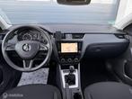 Skoda Octavia Combi 1.0 TSI Camera CarPlay Trekhaak Clima, Auto's, Gebruikt, Overige kleuren, 49 €/maand, Origineel Nederlands