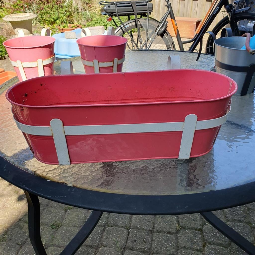 Roze bloembakken en balkonbak - Metaal, Tuin en Terras, Bloembakken en Plantenbakken, Ophalen, Gebruikt, Metaal, Minder dan 30 cm