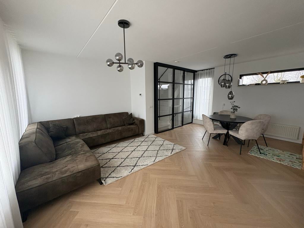 Renovated 3-Bedroom Home with Garden - Expats only, Huizen en Kamers, Huizen te huur, Noord-Brabant, Tussenwoning, 4 kamers, 112 m²