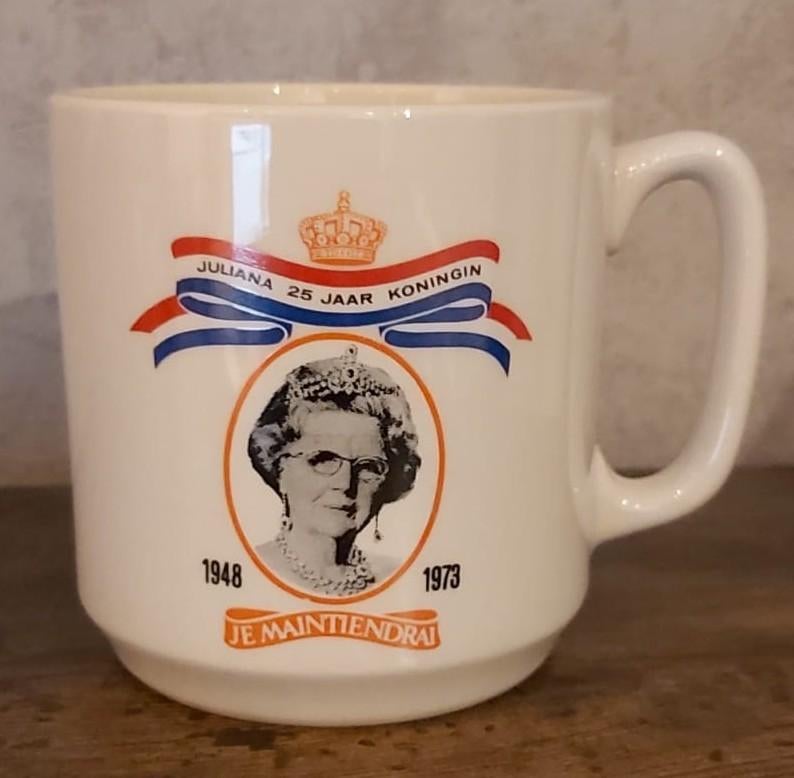 Beker Juliana 25 jaar koningin / beker troonswisseling 1980, Ophalen of Verzenden, Zo goed als nieuw, Nederland, Servies