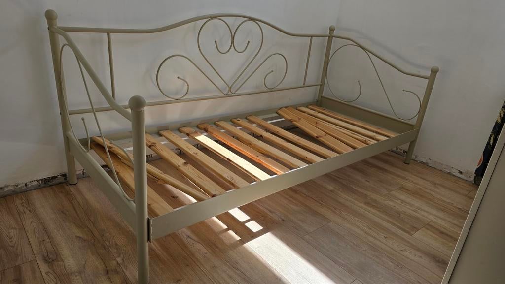 Metalen bedframe met lattenbodem - 90x200 cm, Ophalen, Gebruikt, Eenpersoons, Beige