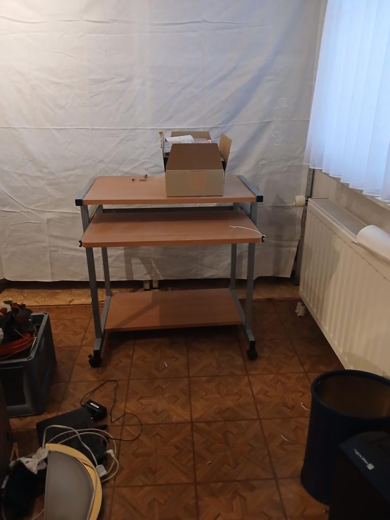Compacte computer tafel op wieltjes, Overige houtsoorten, Gebruikt, Ophalen of Verzenden, Modern