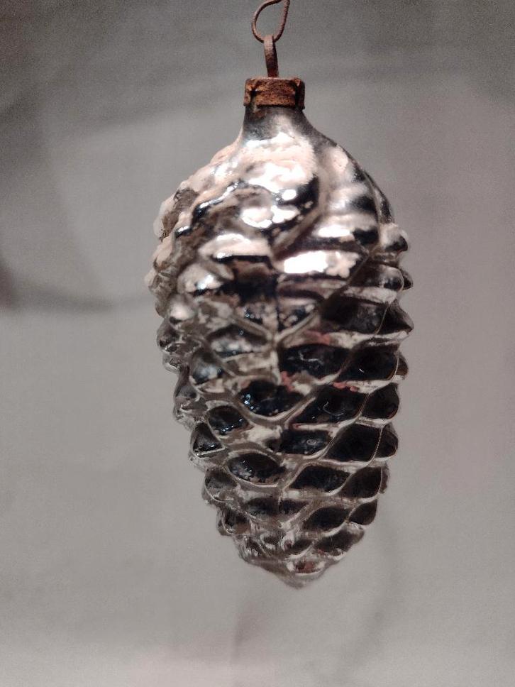 oude kerstbal dennenappel zilver H 9 cm, Diversen, Kerst, Gebruikt, Ophalen